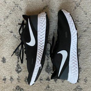Nike Revolution 5 Women's Running Shoes size 9